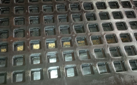 Les plaques perforées sont fabriquées en acier résistant à l'usure avec des duretés différentes, ou en acier inoxydable