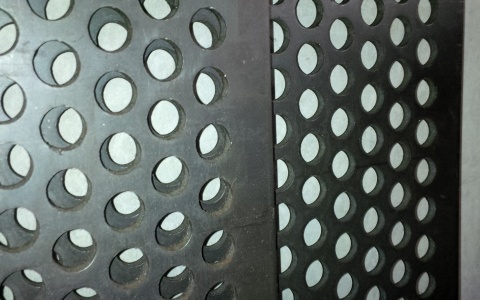 Perforated plate screens